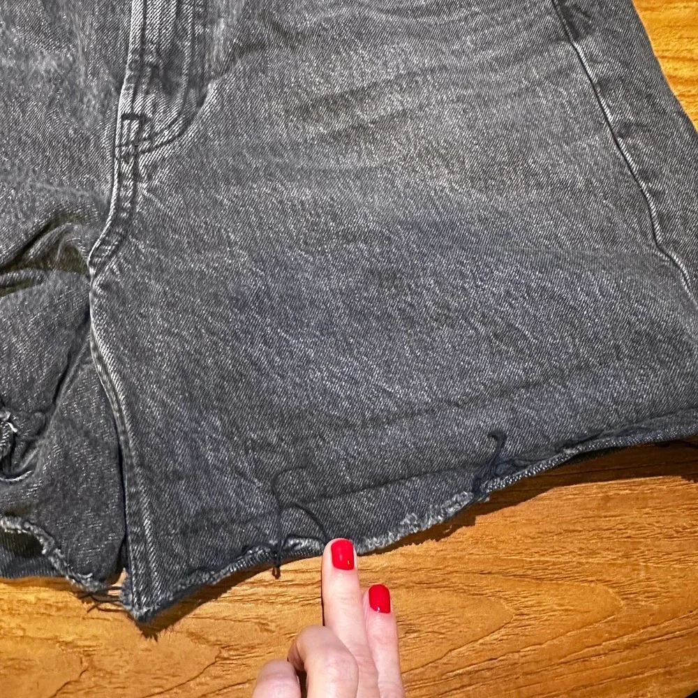 Everlane Women’s Raw Hem Relaxed Fit Washed Black‎ Shorts Denim Jeans